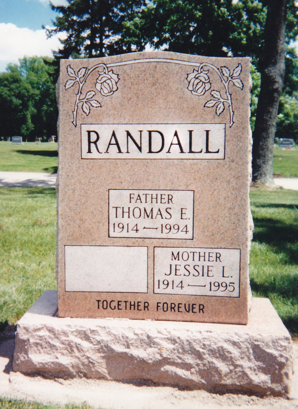 Tombstone for Thomas Edwin Randall (August 13, 1914 - Jan. 24, 1994) and his wife, Jesse L. Randall (1914 - 1995).