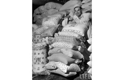  During the Great Depression (1929-1939), women started reusing the fabric from flour sacks to make dresses. When the flour companies realized this, they started printing their bags with floral and other designs to make them more appealing to consumers.