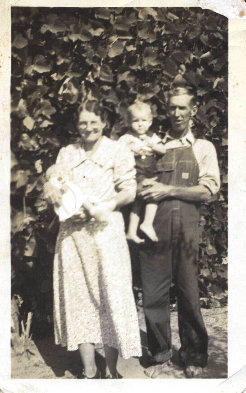 Maude Louella Crenshaw (Ma) Simmons holding Julia Simmons, and Russell Oscar (Pa) Simmons holding Albert Simmons -- summer 1920.